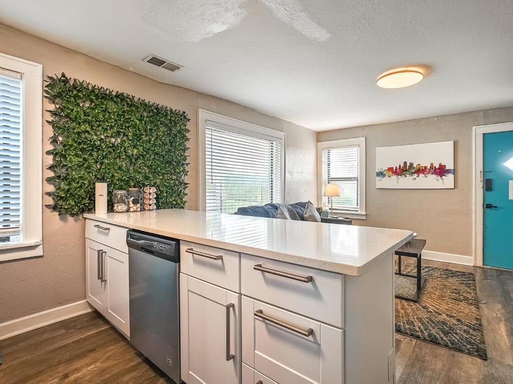 Heart Of Westport 1Br Villa Kansas City Eksteriør bilde
